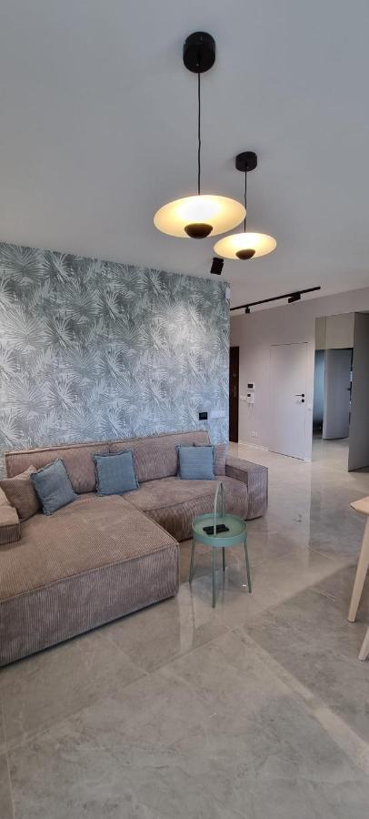 Premium Laki I Pola: Electric Blinds, A/c & Ev Charging Apartment