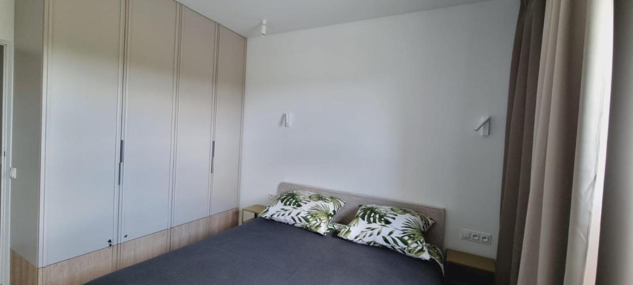 Premium Laki I Pola: Electric Blinds, A/c & Ev Charging Apartment